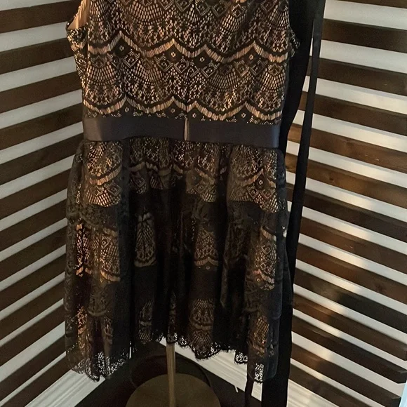 Dress - Picture 4 of 4